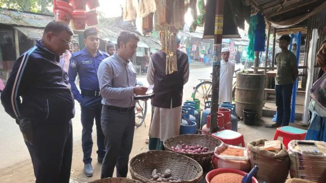 পেঁয়াজের মূল্য বেশি রাখায় দুই দোকানীকে জরিমানা