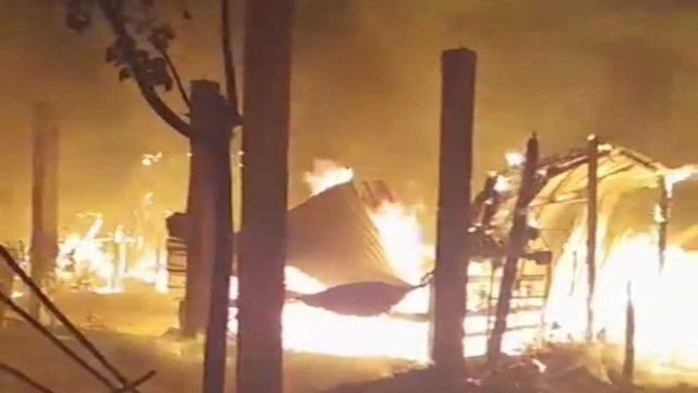 আগুনে ছাই দিনমজুরের বসতবাড়ি।
