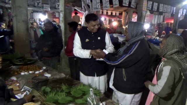 প্রচন্ড শীতকে উপেক্ষা করে রাতেও নির্বাচনী প্রচারণায় ব্যস্ত নৌকার মাঝি সৌরেন