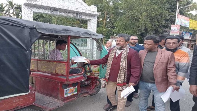 ফুলবাড়িয়ায় অবৈধ নির্বাচনের বিরুদ্ধে লিফলেট বিতরণ