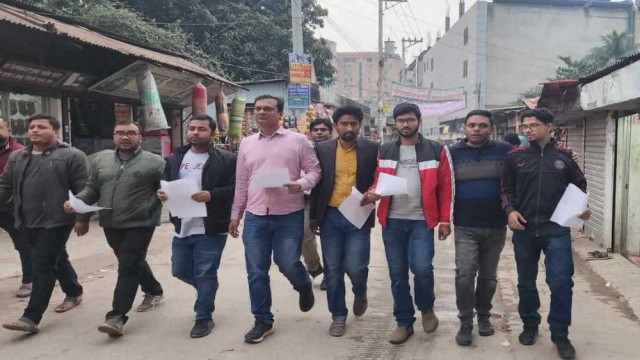 নির্বাচন বর্জনের জন্য জাবি ছাত্রদলের লিফলেট বিতরণ