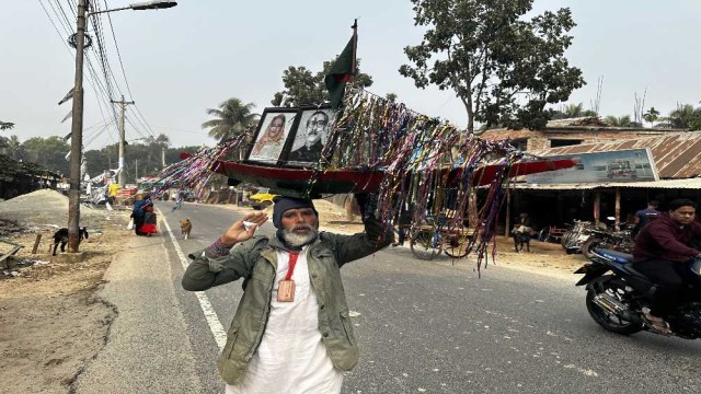 বোয়ালমারীতে ঘুগরি পায়ে ঘুরছেন নৌকা মাথায় টুঙ্গিপাড়ার শাহজাহান