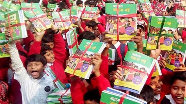 নতুন বইয়ের ঘ্রাণে উল্লাসে মাতোয়ারা প্রায় চার কোটি শিক্ষার্থী