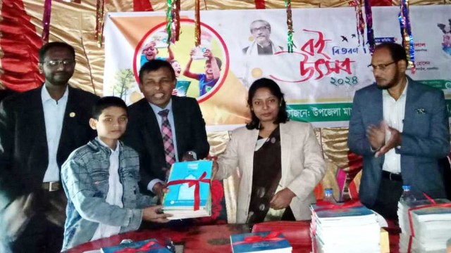 ফুলবাড়িয়ায় উৎসাহ উদ্দীপনার মধ্য দিয়ে বই উৎসব