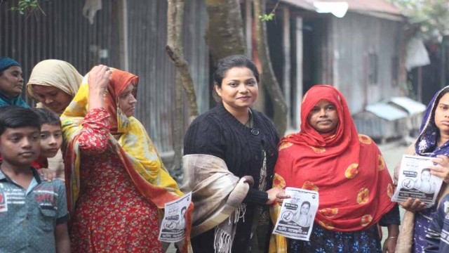 গ্রামে গ্রামে গানে গানে ভোট চাচ্ছেন কন্ঠশিল্পী ডলি সায়ন্তনী