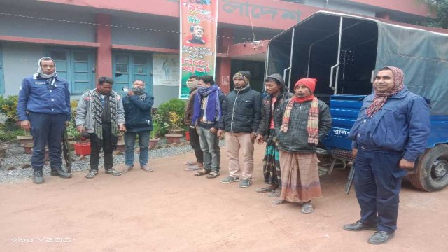 বসবাসরত বাড়িঘরে ভাংচুরের সময় ভাড়াটিয়া দলের সদস্যগণ আটক