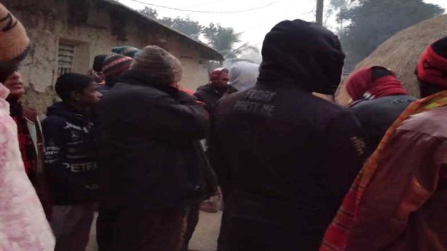 শোকাহত পরিবারের বাড়িতে এলাকাবাসী।