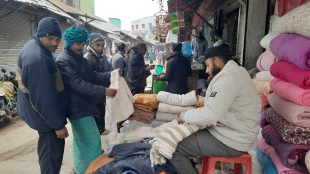 মোংলায় কনকনে শীতে কাঁপছে মানুষ, বিপাকে দরিদ্র শ্রমজীবীরা