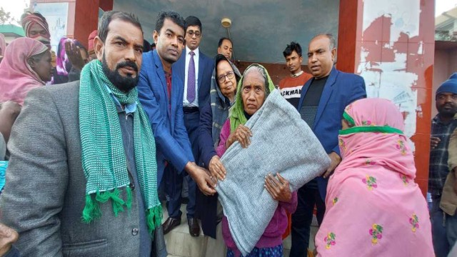 মোংলায় প্রধানমন্ত্রীর ত্রাণ ভান্ডার থেকে গরীব ও দুস্থদের মাঝে কম্বল বিতরণ