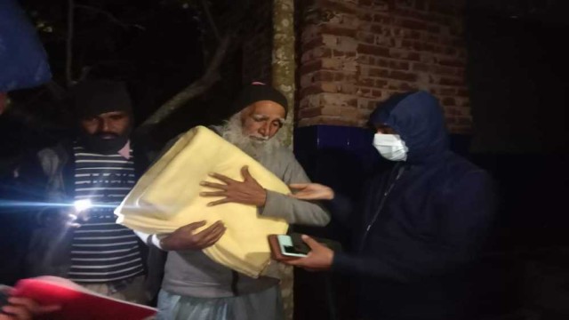 গভীর রাতে শীতবস্ত্র নিয়ে মানুষের দুয়ারে মোংলার ইউএনও