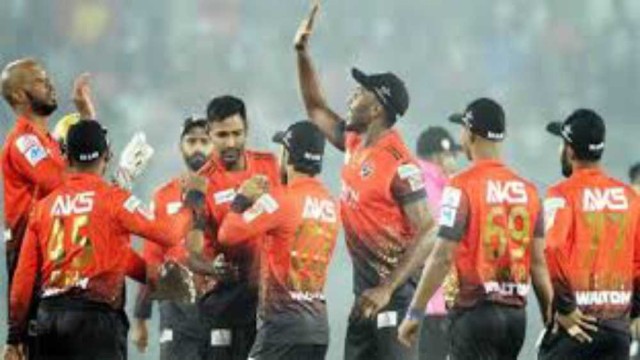 শ্বাসরুদ্ধকর ম্যাচে বরিশালকে হারিয়ে প্রথম জয় কুমিল্লার