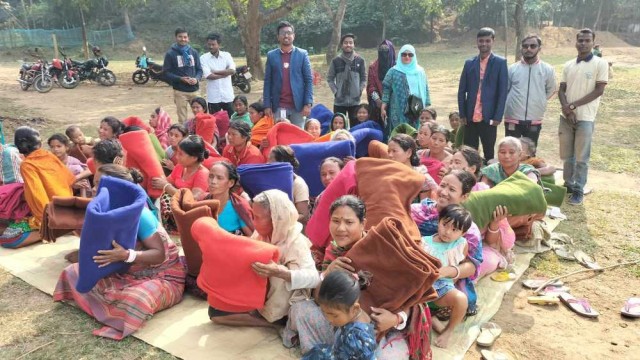নালিতাবাড়ীতে বন্ধুসভার উদ্যোগে শীতবস্ত্র বিতরণ