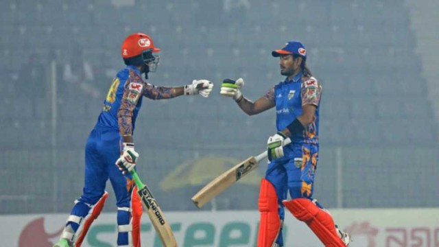 ঢাকাকে হারিয়ে ফের শীর্ষে খুলনা টাইগার্স