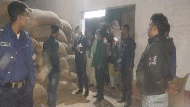 নওগাঁয় মজুত বিরোধী অভিযানে ৩ লাখ টাকা জরিমানা