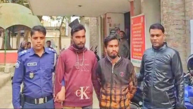 প্রবাসীর স্ত্রীর ৬ লাখ টাকা ছিনতাই, এক কি.মি. দৌড়ে ছিনতাইকারীদের ধরল পুলিশ
