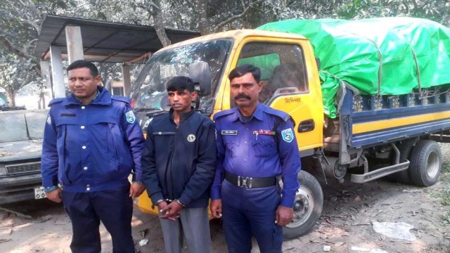 গ্রেপ্তার চালক হাফিজুর ইসলাম ও জব্দ হওয়া ট্রাক।