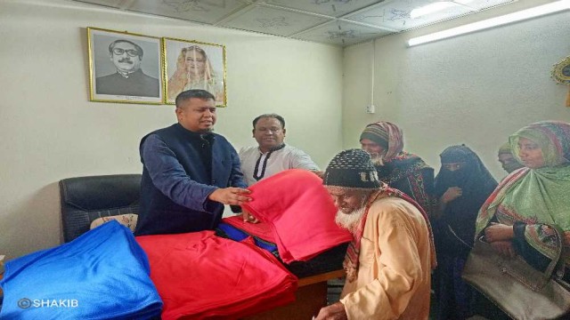 নালিতাবাড়ীতে শীর্তাতদের মাঝে শীতবস্ত্র বিতরণ