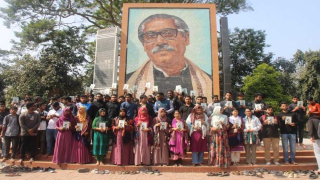 পাঠাভ্যাস গড়ে তুলতে ইবি ছাত্রলীগের উদ্যোগ: 'অসমাপ্ত আত্মজীবনী' উপহার
