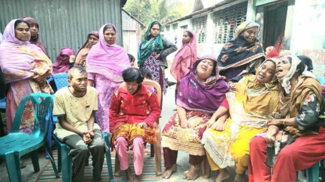 পুলিশের সামনেই এলোপাথাড়ি কুপিয়ে হত্যা
