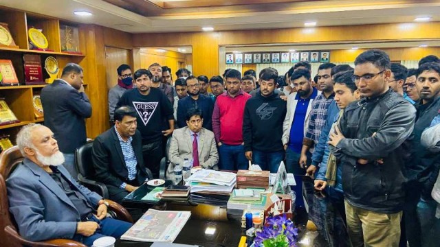 ইমাম নিয়োগে উত্তাল ইবি, ভিসির সামনেই লাঞ্চিত শিক্ষকরা