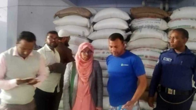 নওগাঁয় বাড়ীতে মজুদ ৩৫০ বস্তা চাল, ১৫ হাজার টাকা জরিমানা