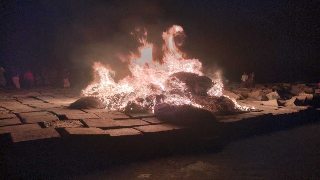 আগুনে পুড়িয়ে ধ্বংস করা হচ্ছে অবৈধ জাল।।