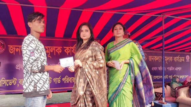 মোংলায় কোস্টগার্ডের "পরিবার কল্যাণ সংঘ'র" বিভিন্ন উপকরণ বিতরণ