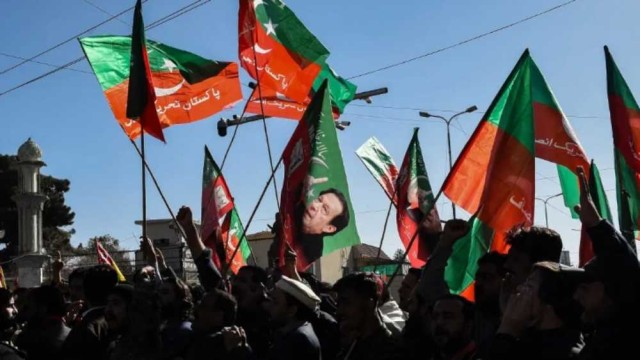 ফল প্রকাশে দেরি, শান্তিপূর্ণ আন্দোলনের ডাক পিটিআইয়ের