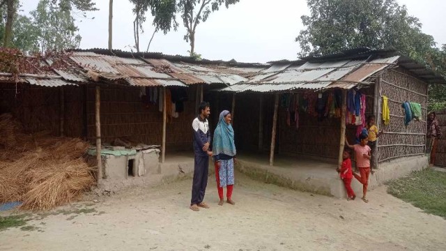 নারী ফুটবলার সাগরিকার পরিবার থাকে অন্যের জমিতে, বাড়িঘরও ভাঙ্গাচোরা