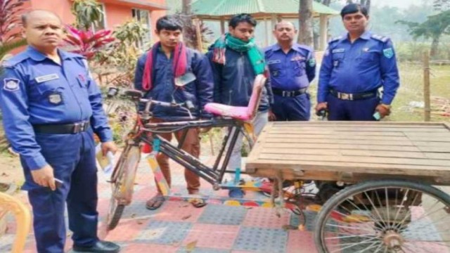 ঠাকুরগাঁওয়ে চুরি হওয়া ভ্যান উদ্ধার, চোর চক্রের মূলহোতা গ্রেপ্তার