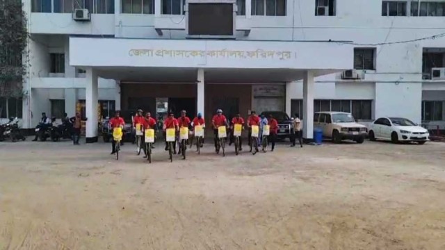 ফরিদপুরে বাইসাইকেলে আসা ১০ ভারতীয় ঢাকা যাচ্ছেন