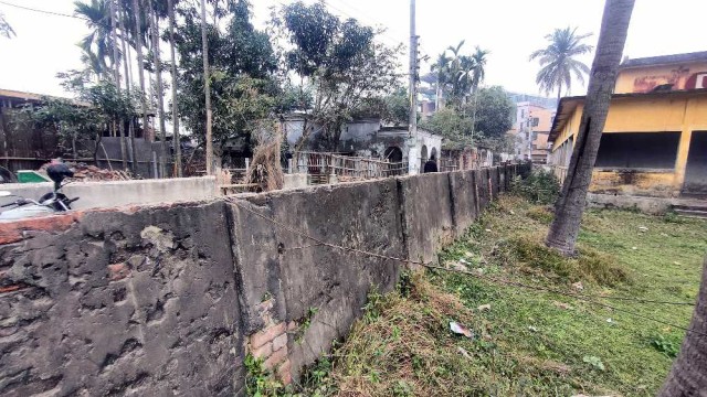 নওগাঁয় তারে বাঁধা সড়কের ঝুঁকিপূর্ণ সীমানা প্রাচীর, ঘটতে পারে দূর্ঘটনা