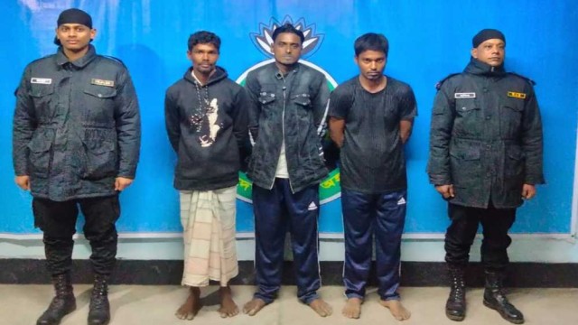 বাজিতপুরে ১২ কেজি গাঁজাসহ ৩ মাদক ব্যবসায়ীকে আটক করেছে র্যাব
