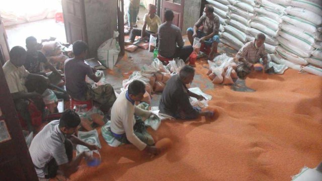 টিসিবির পণ্য প্যাকেটজাতে লাখ লাখ টাকা হাতিয়ে নেয়ার অভিযোগ সরকারি কর্মচারির বিরুদ্ধে