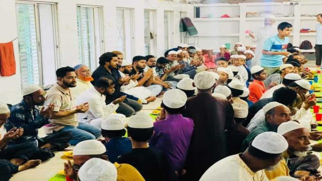 মসজিদে হেফজখানার ছাত্রদের নিয়ে ইফতার করলেন ছাত্রলীগের সভাপতি রিয়ান
